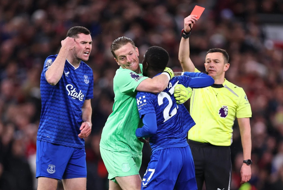 แข้ง เอฟเวอร์ตัน ตบเพื่อนร่วมทีมโดนใบแดง